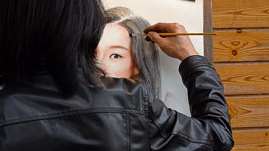 4K实拍街头画家肖像素描手工画手艺人画师画美女视频的预览图