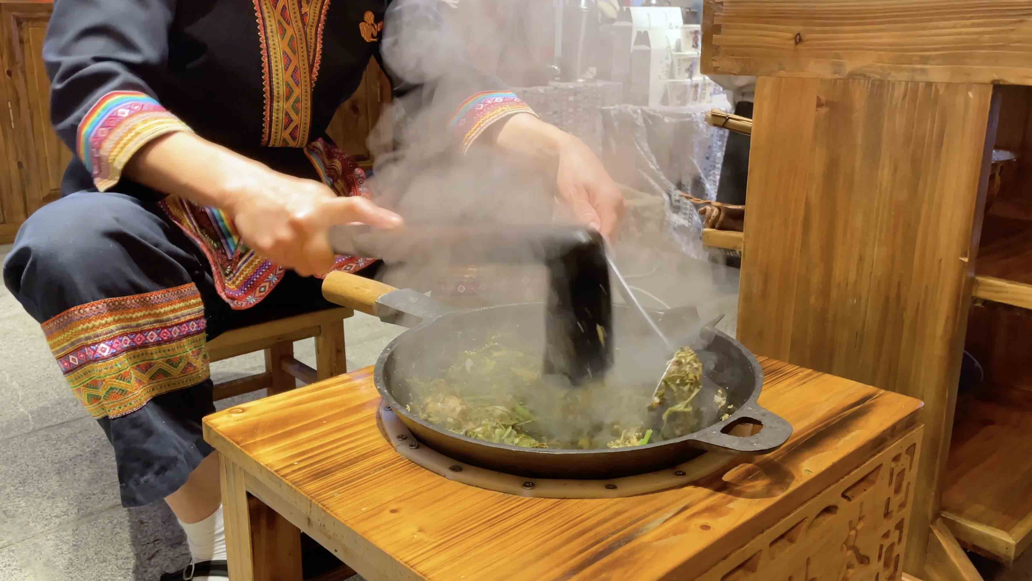 4k实拍少数民族做饭炒菜打油茶实拍素材视频的预览图