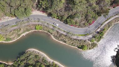 4k俯拍山谷唯美公路自然风景视频视频的预览图