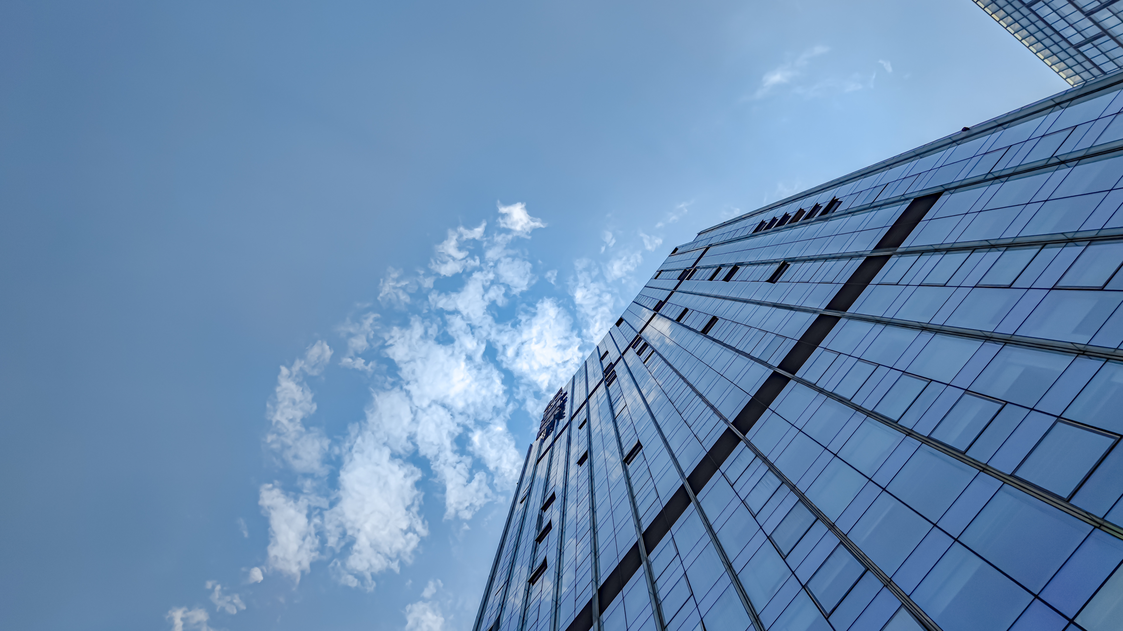 4K震撼延时杭州商务高楼蓝天白云视频视频的预览图