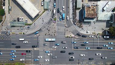 4K俯拍深圳华强北路口车水马龙交通实况视频视频的预览图