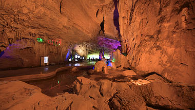 4k宜良九乡风景区地下大型山洞视频的预览图