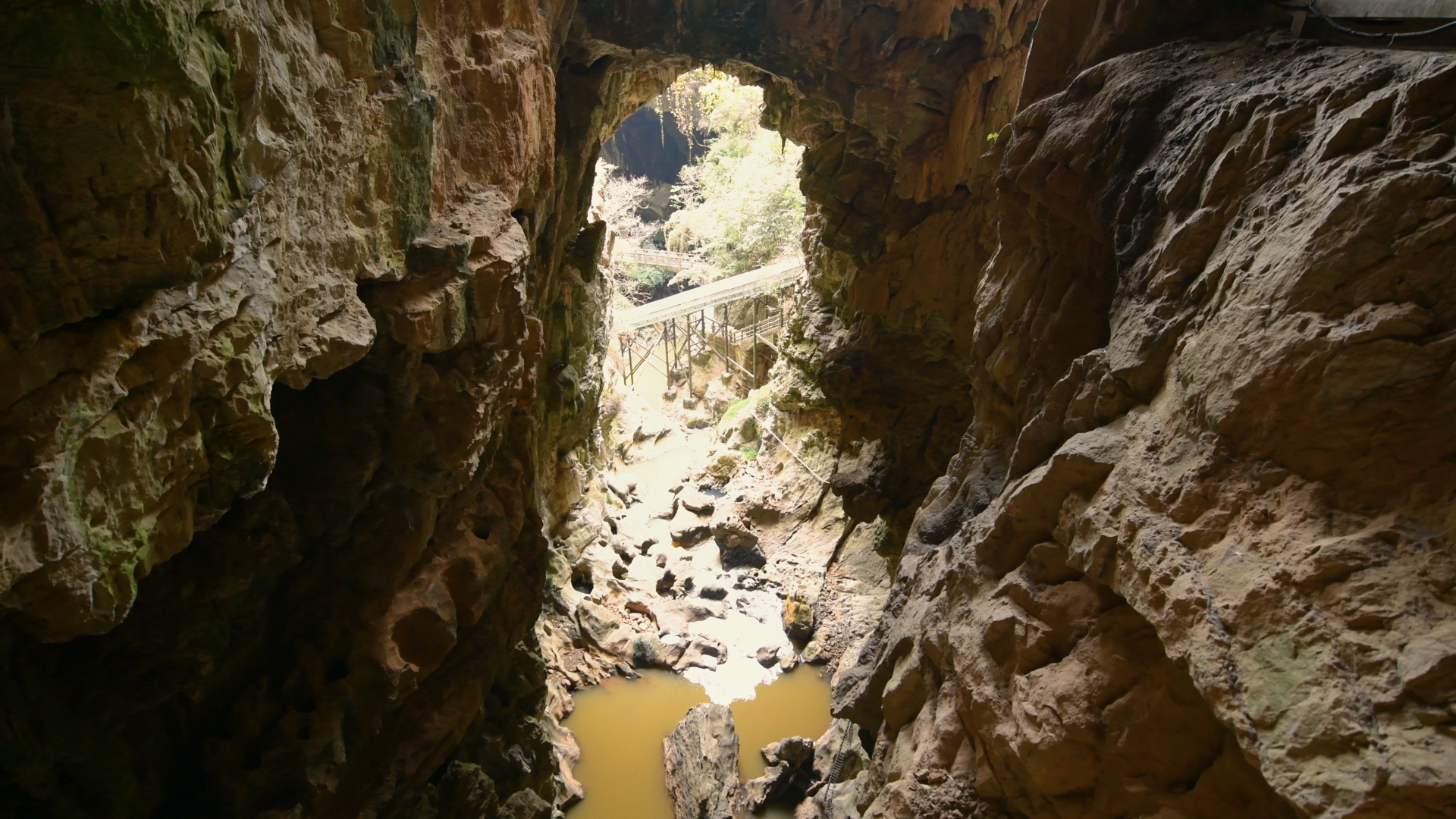 4k昆明九乡溶洞大型峡谷岩洞风光视频的预览图