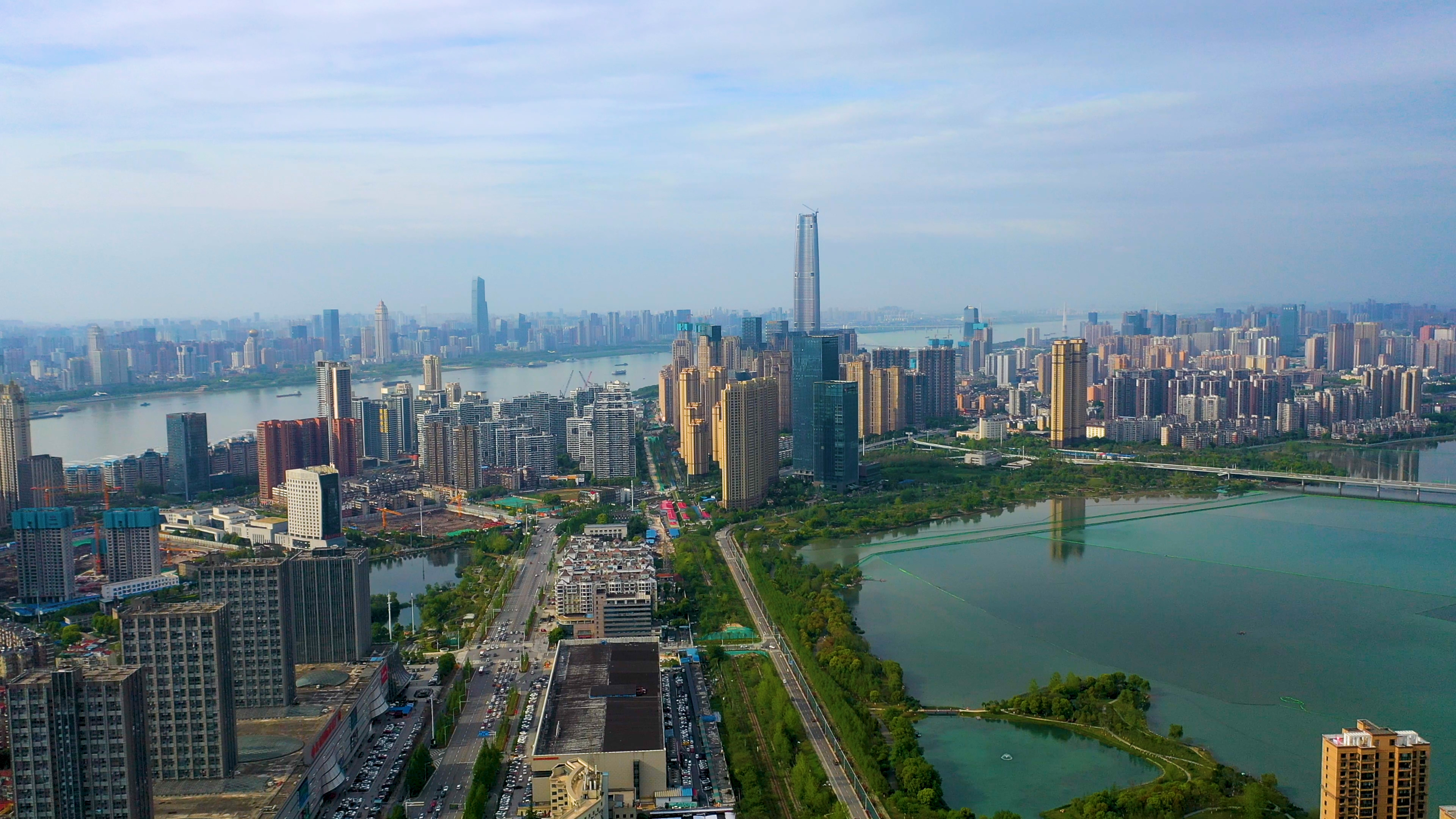 4K武汉城市建筑群沙湖航拍实拍视频视频的预览图