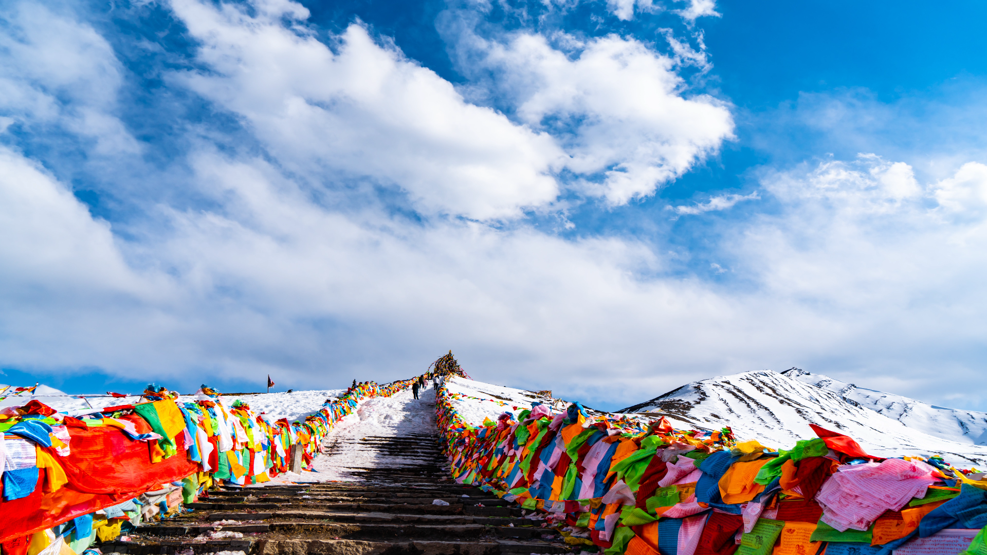 8K西藏著名景点折多山彩旗飘扬登山人流延时视频的预览图