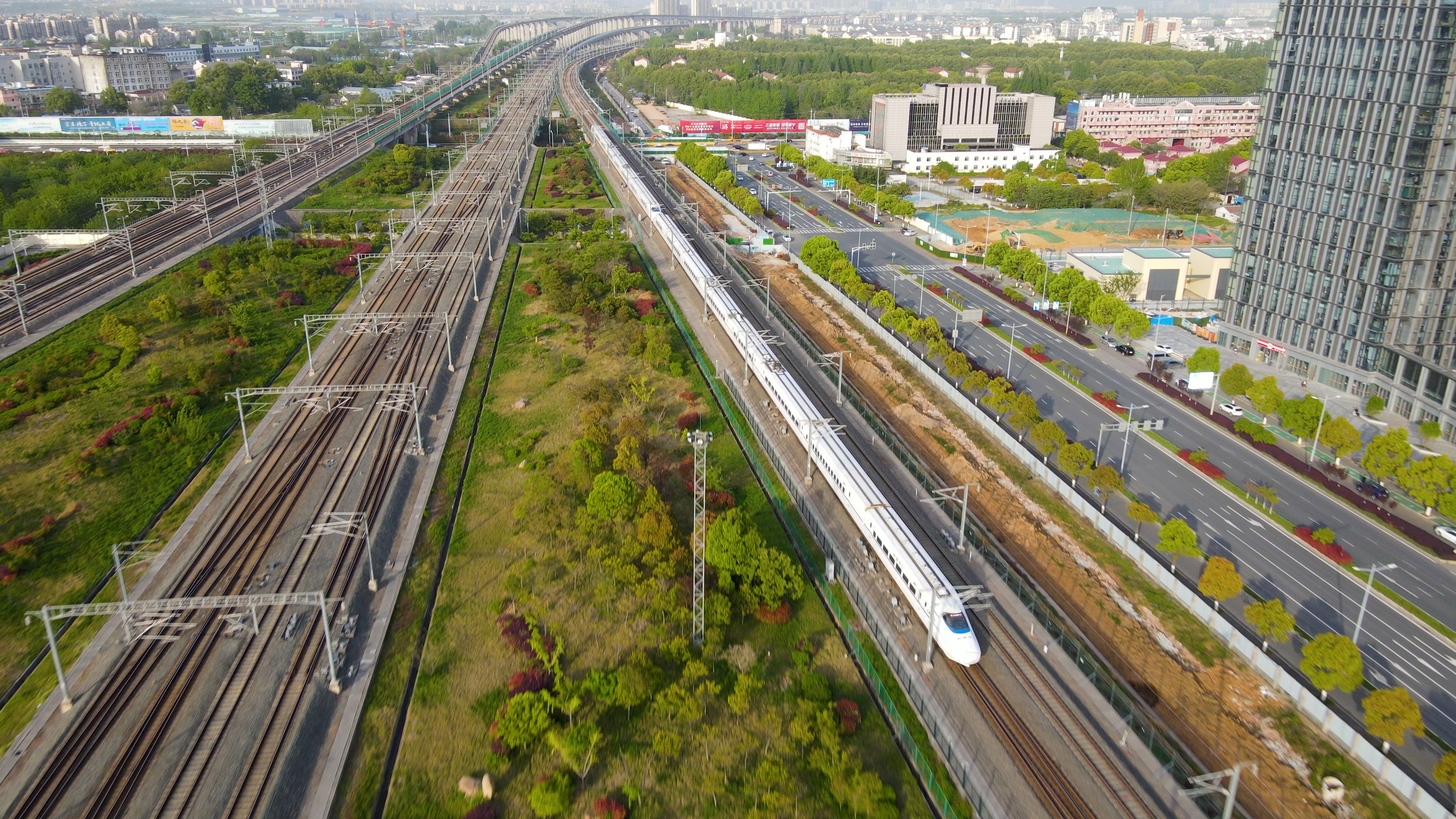 4k航拍南京南站高铁行驶途中交通发展视频视频的预览图