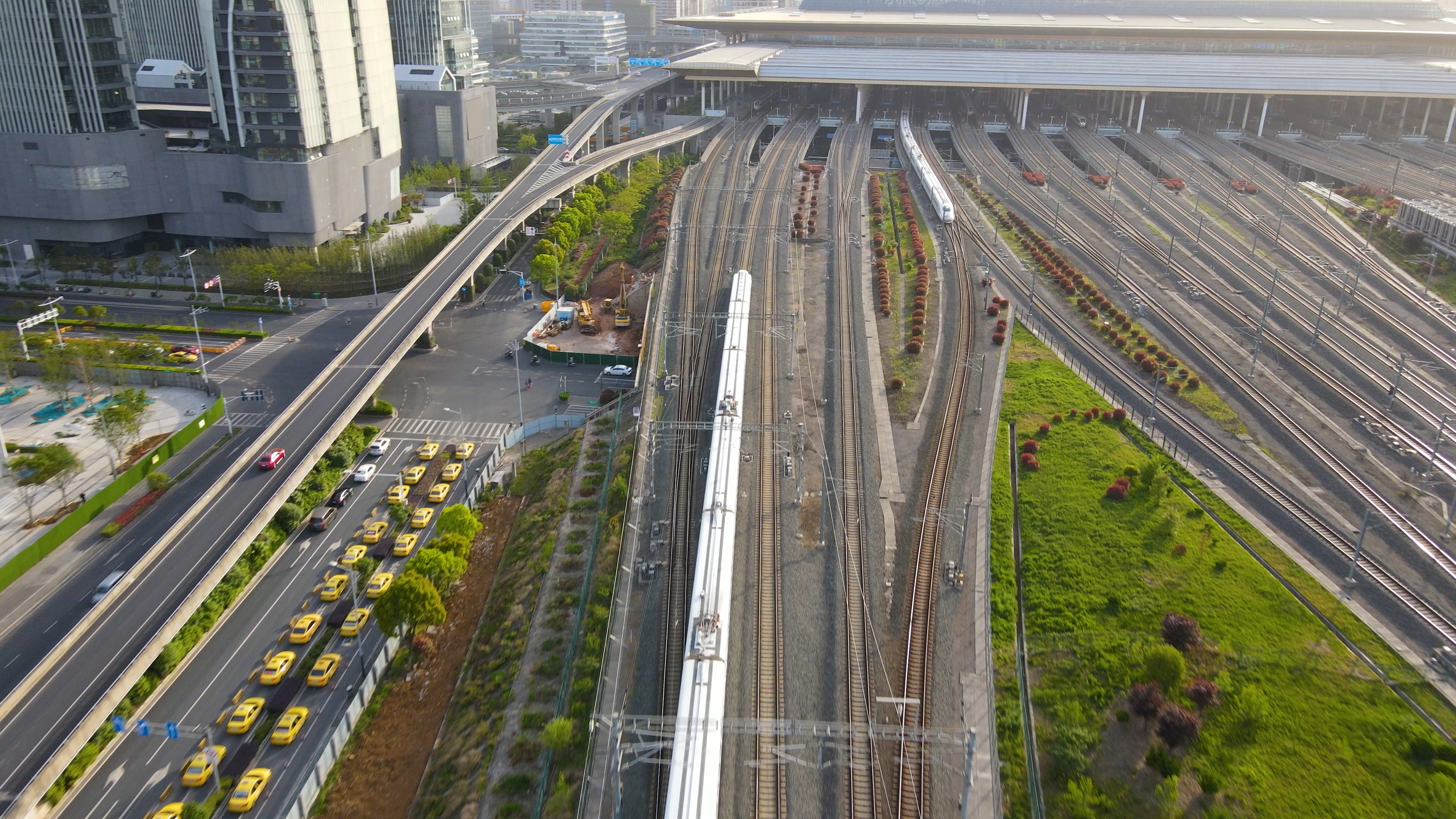 4k航拍南京南站高铁行驶进站鸟瞰视频视频的预览图