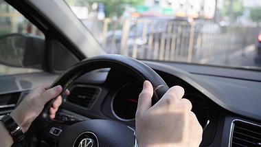 4k男司机开车操控方向盘在道路上行驶特写实拍视频的预览图