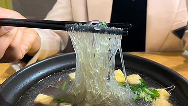 4K实拍南京特色美食金陵鸭血粉丝汤制作过程餐饮美食视频的预览图