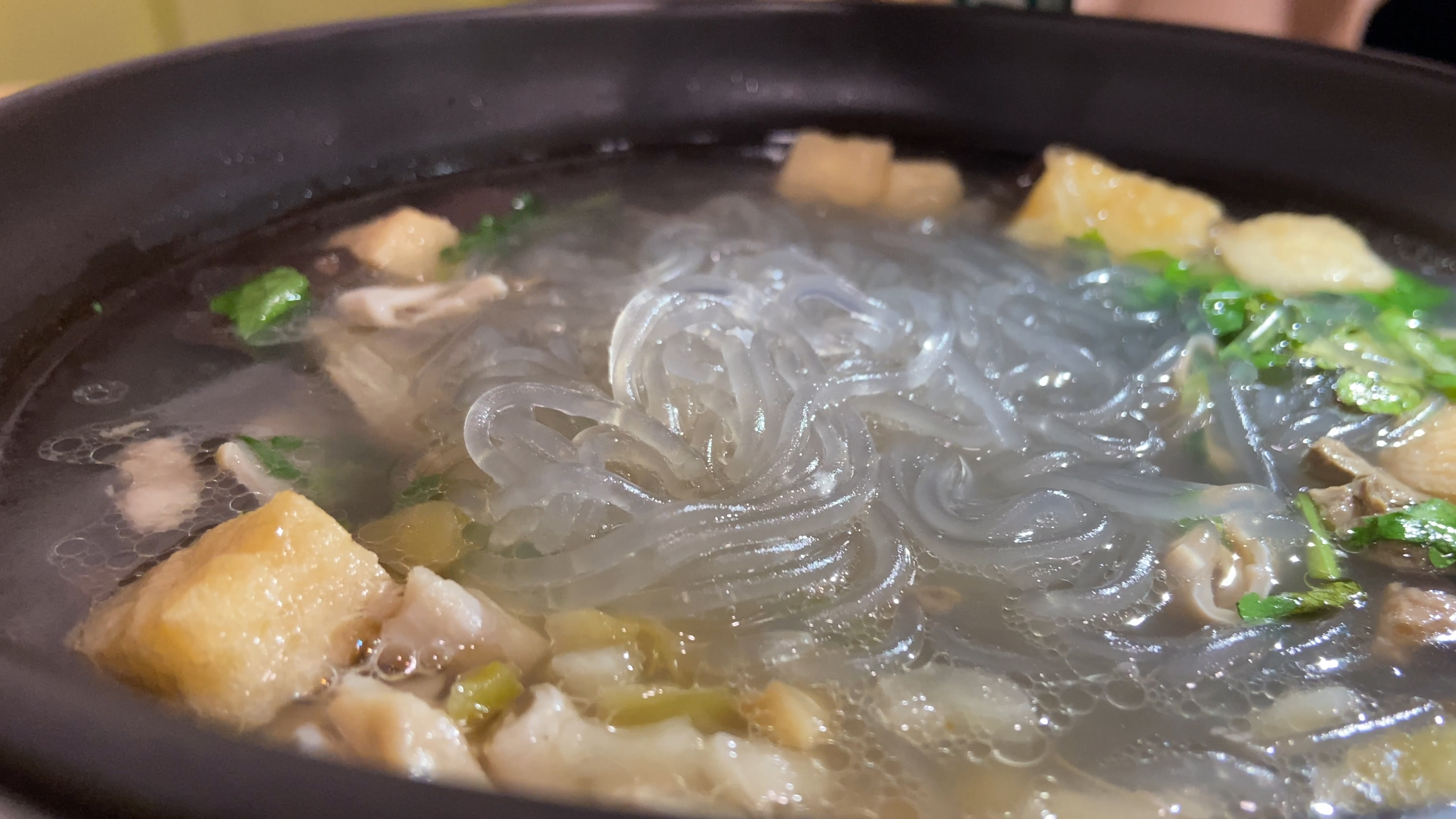 4K实拍南京特色美食金陵鸭血粉丝汤餐饮美食介绍视频的预览图