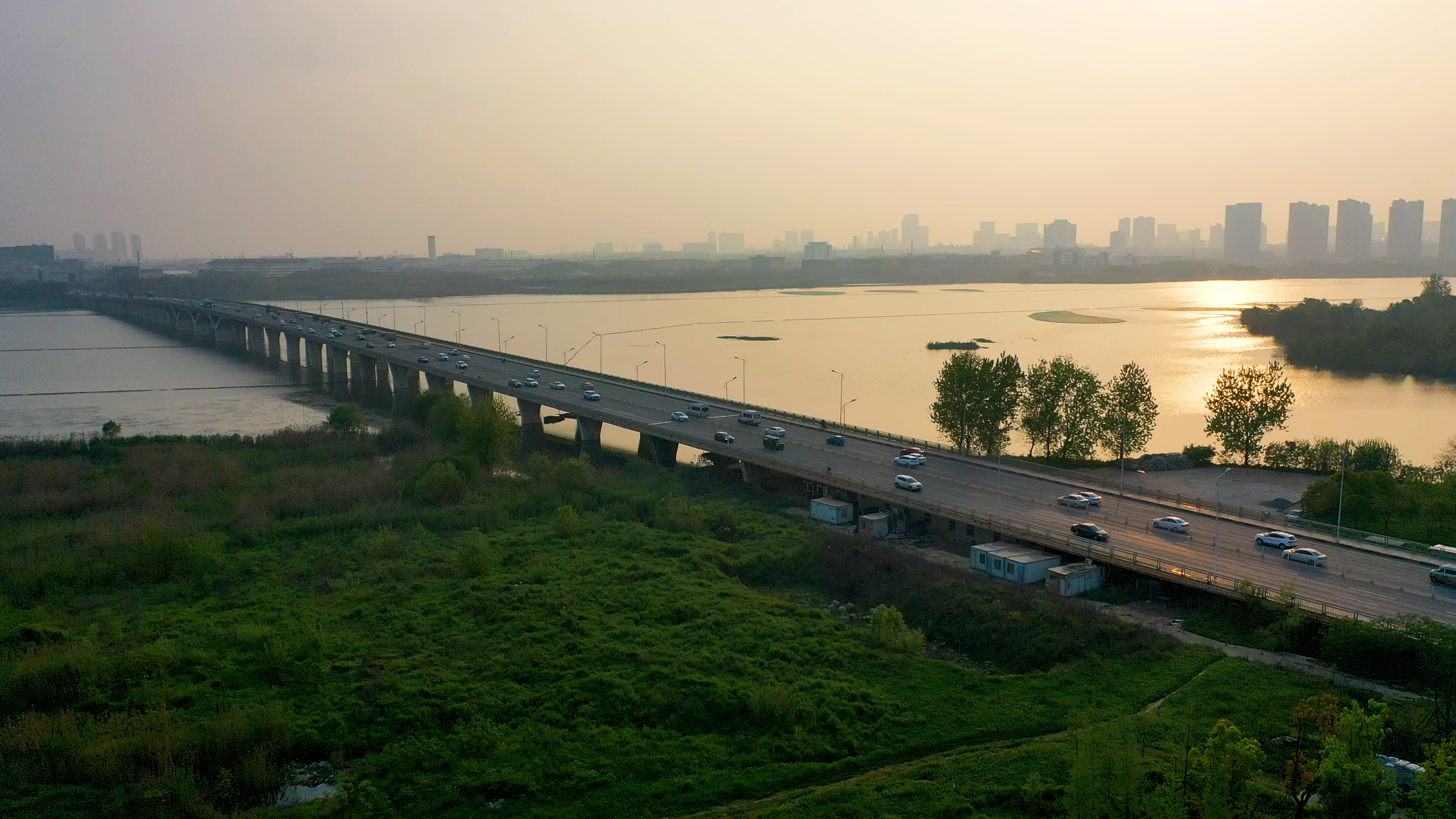 4K夕阳下的武汉城市建筑太子湖大桥实拍视频视频的预览图