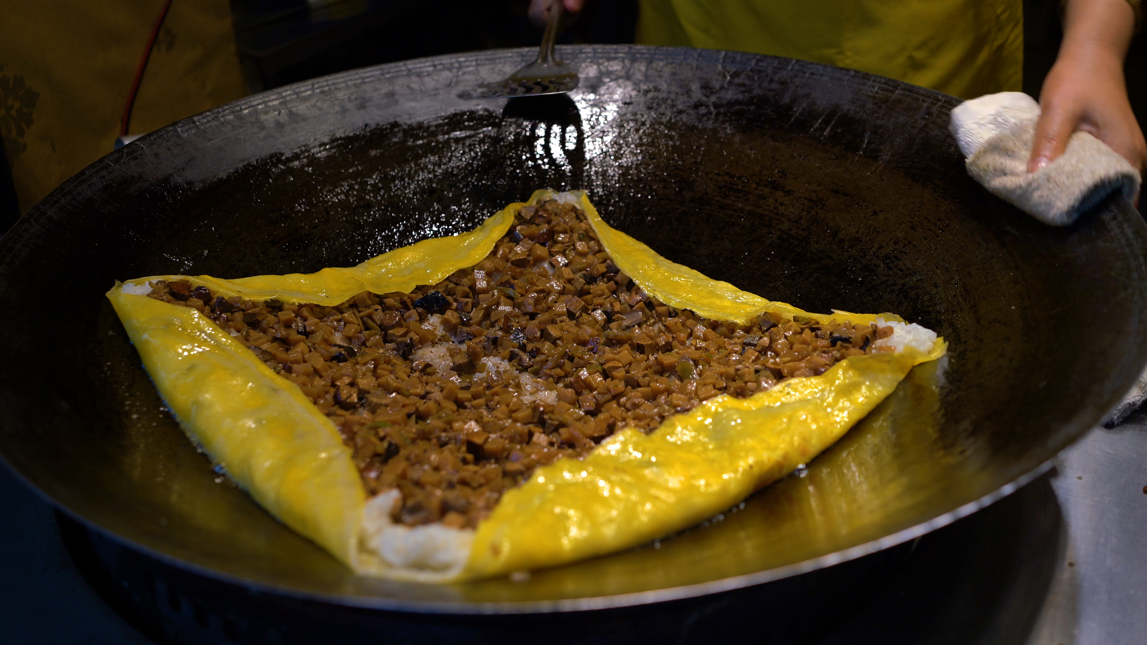 4K武汉特色美食过早三鲜豆皮制作餐饮美食实拍视频视频的预览图