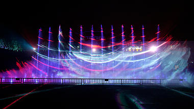 4K实拍古楼夜景灯光秀喷泉投影视频的预览图
