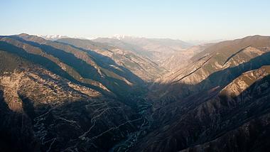 4K航拍甘孜阿坝大山清晨日出祖国山河风景视频视频的预览图