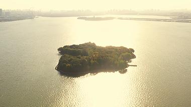 4K实拍唯美湖中小岛生态波光粼粼的湖面风景空镜视频视频的预览图