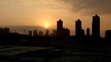 4K实拍城市夕阳剪影太阳下山日落延时摄影视频的预览图