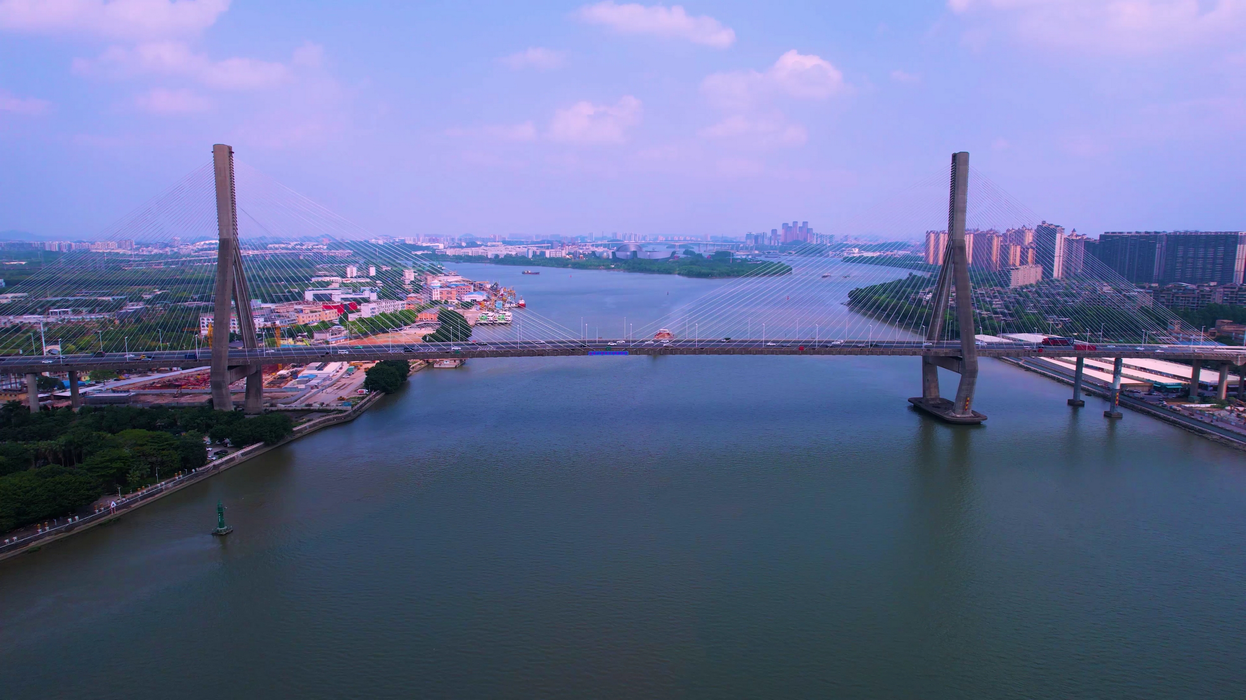 4k广州番禺大桥城市交通车流航拍视频的预览图
