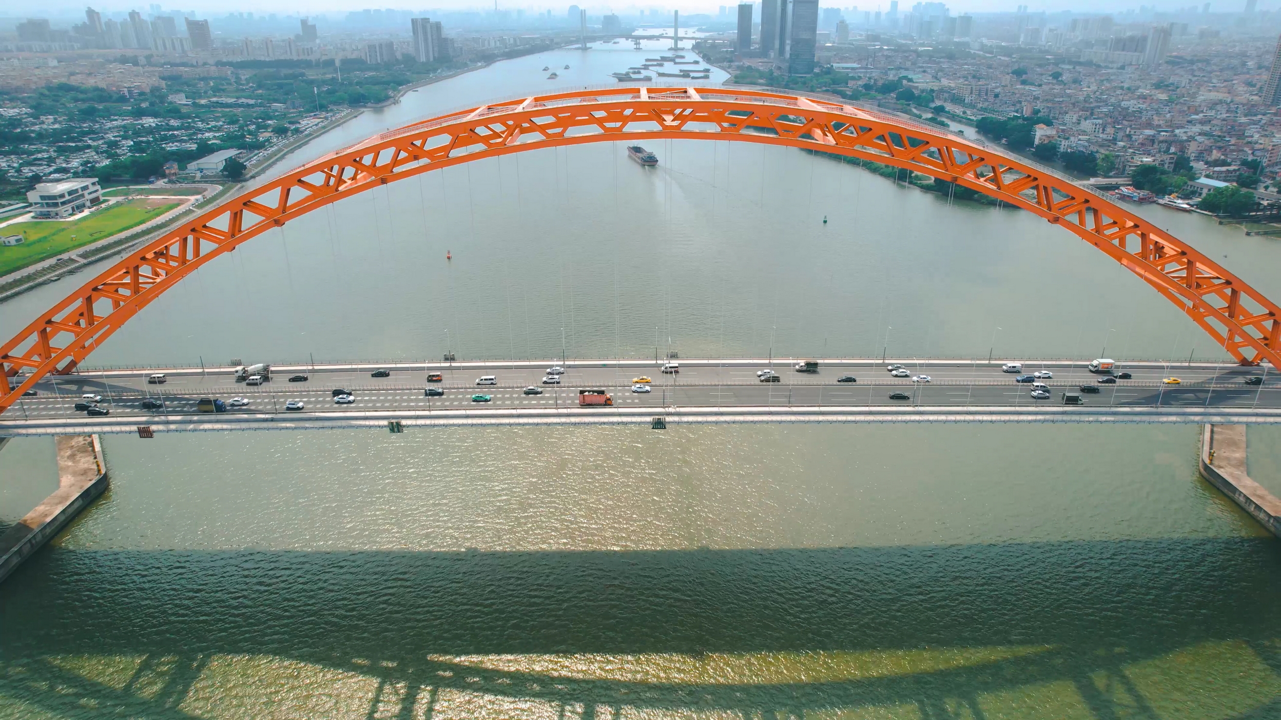 4k晴天广州新光大桥城市交通车流建筑航拍视频的预览图