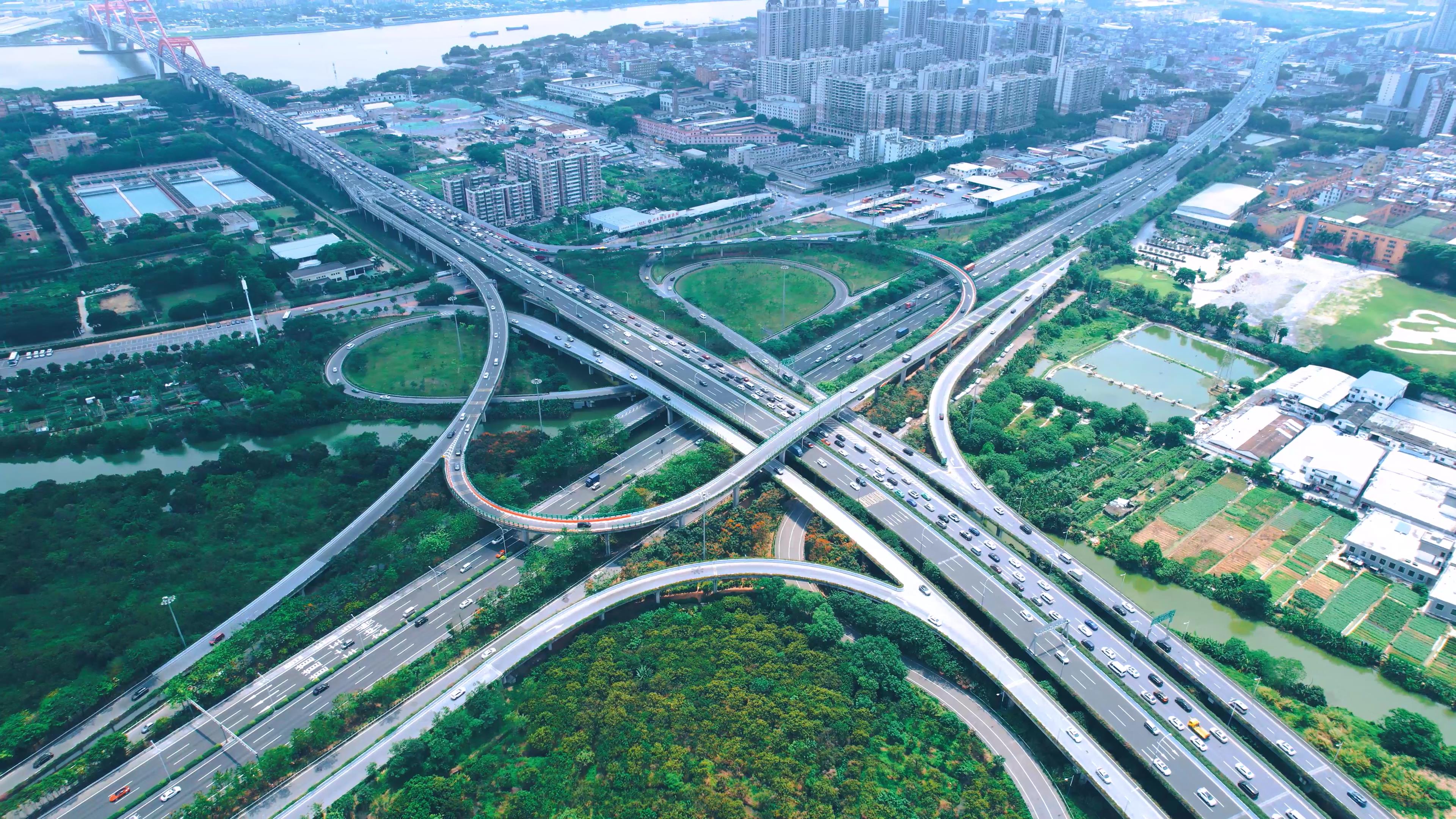 4k广州海珠区石榴岗大桥及立交桥城市车流交通航拍视频的预览图