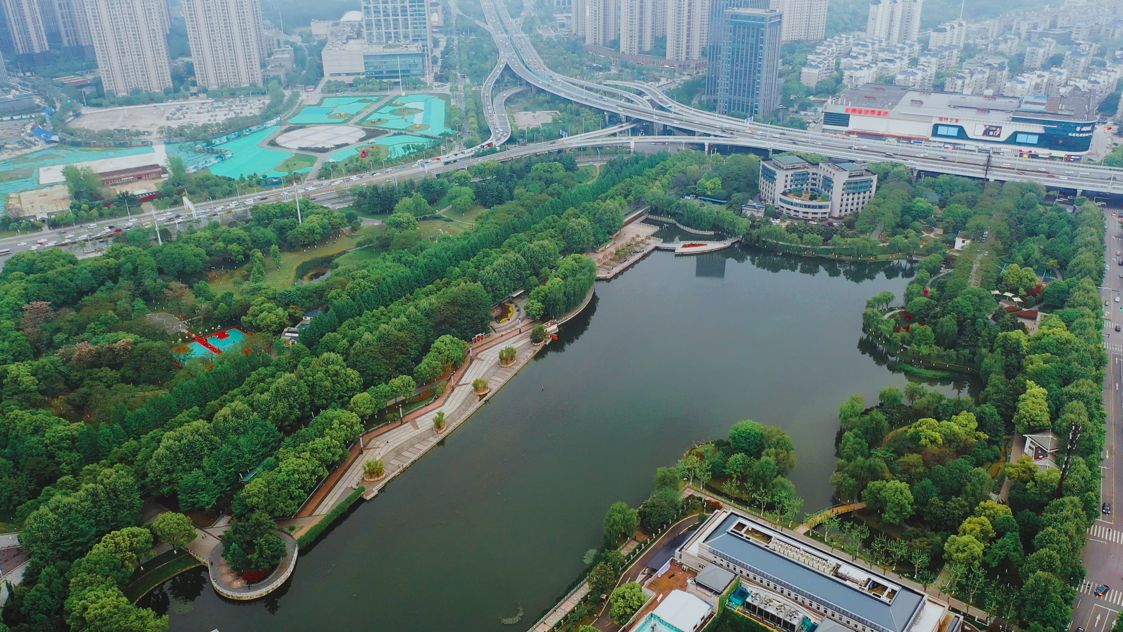 4K武汉城市建筑后襄河公园航拍实拍视频视频的预览图