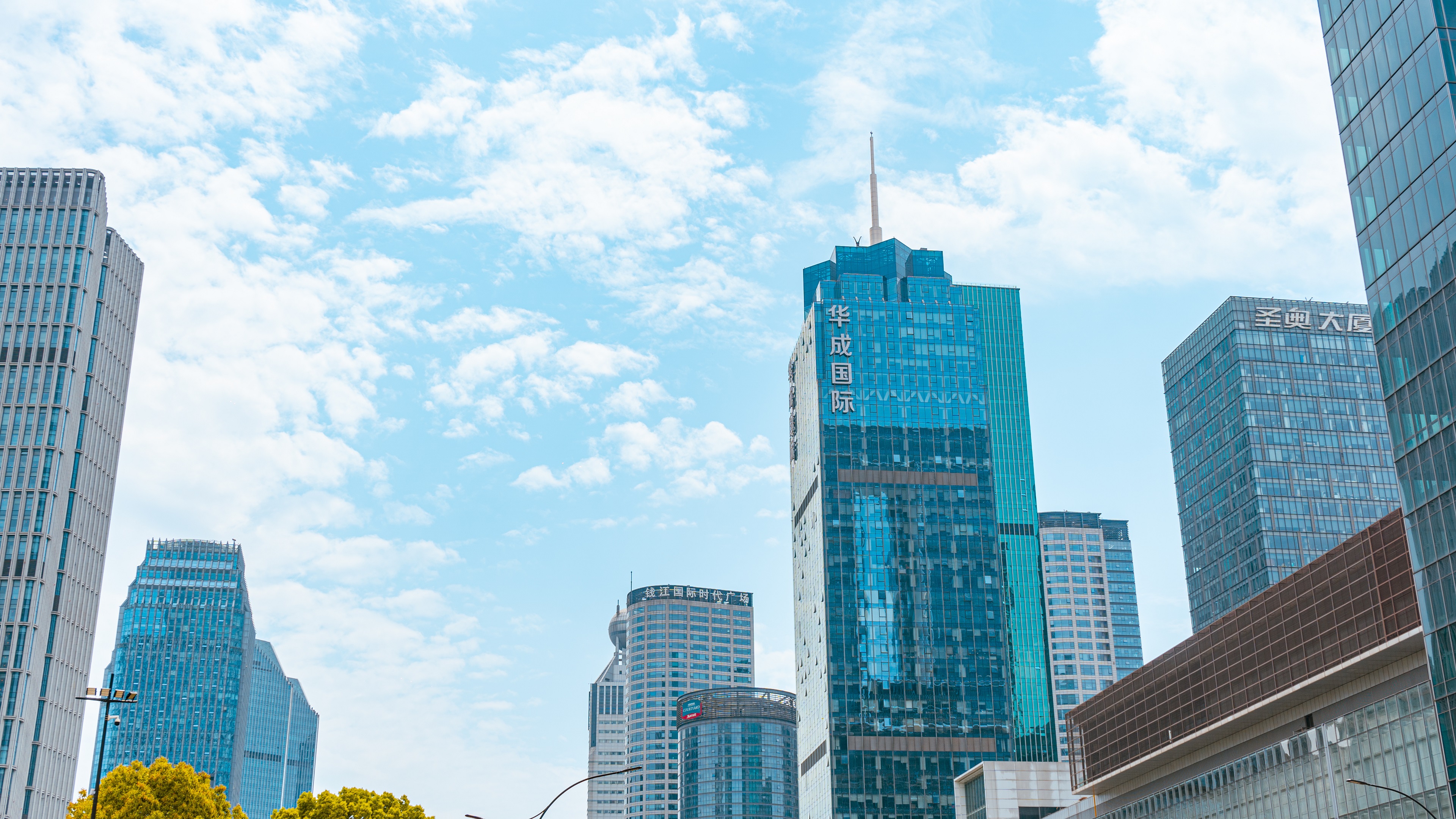 8K大气延时杭州CBD商务金融中心高楼蓝天白云视频视频的预览图
