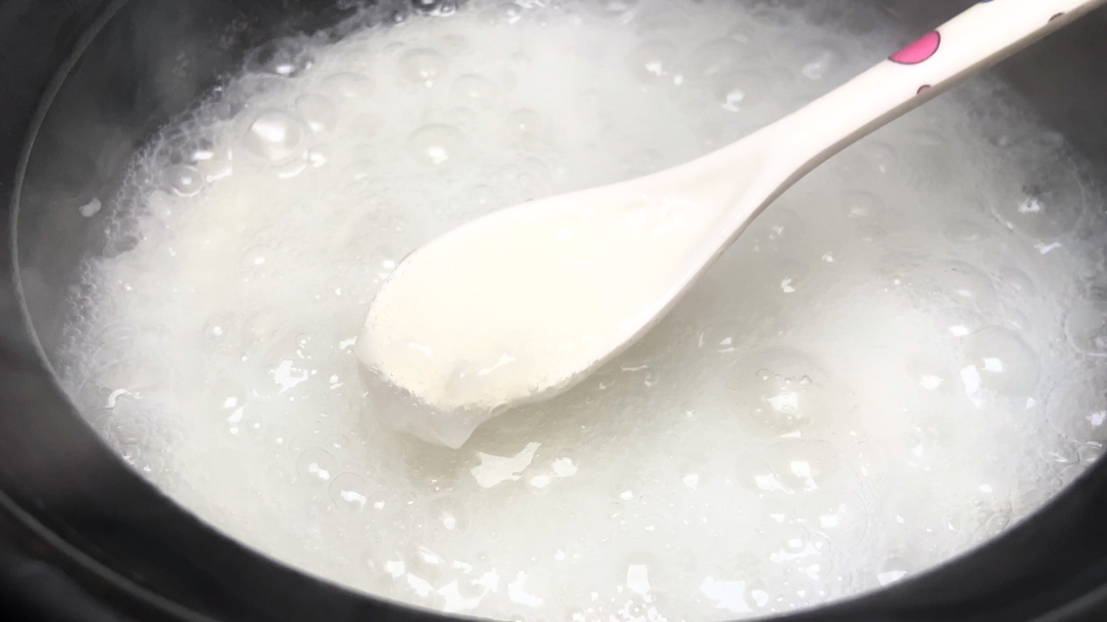 4K实拍熬粥砂锅里沸腾的白米粥食材宣传视频视频的预览图