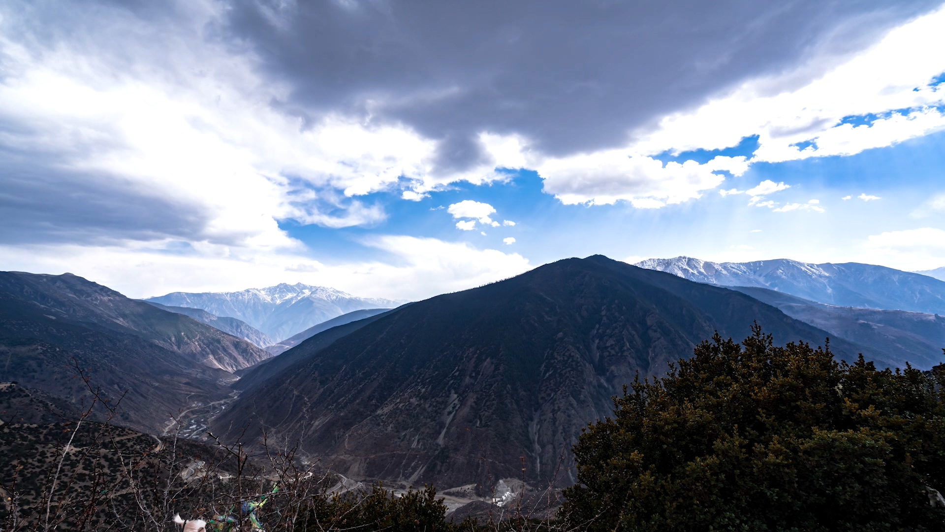 8K西藏高原地貌山川雪山祖国山河祖国风光风景延时视频的预览图