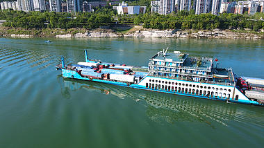 4K航拍宏伟长江轮船驶过江边城市视频的预览图