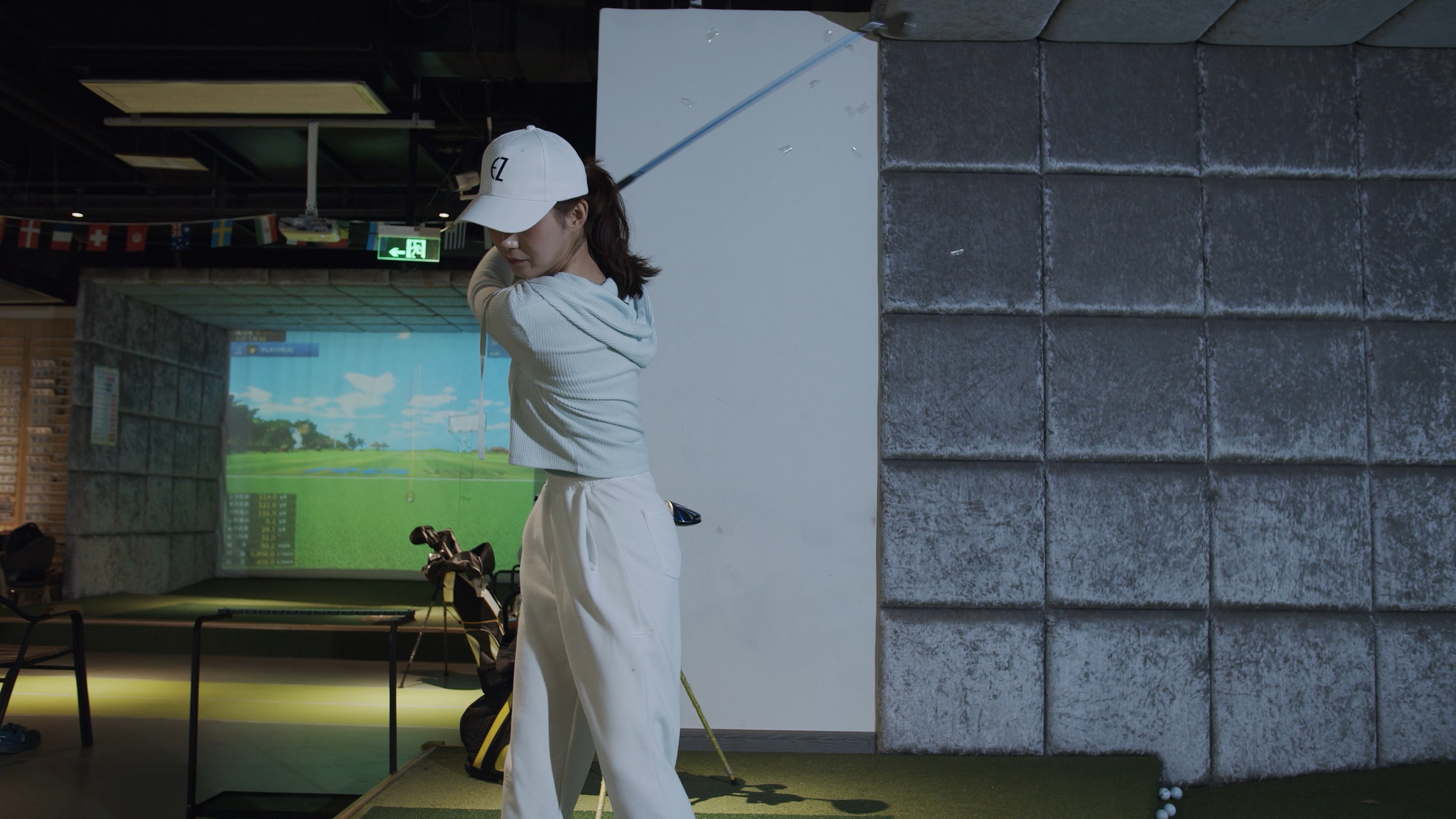 4K实拍美女打高尔夫运动健身视频的预览图