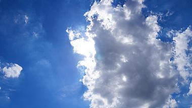4K延时晴空万里天空阳光透射云彩云层耶稣光视频素材视频的预览图