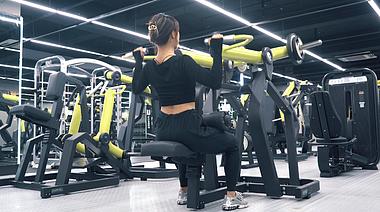 4K超清实拍女性健身房运动撸铁广告宣传素材视频的预览图