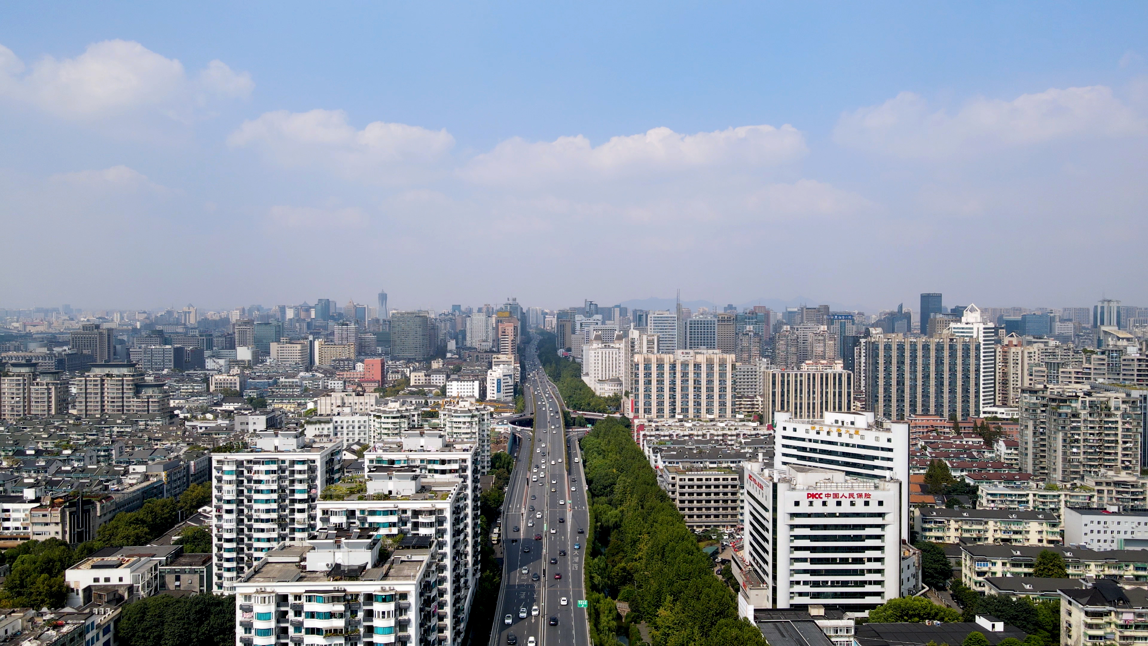 4K航拍浙江杭州城市交通楼房视频视频的预览图