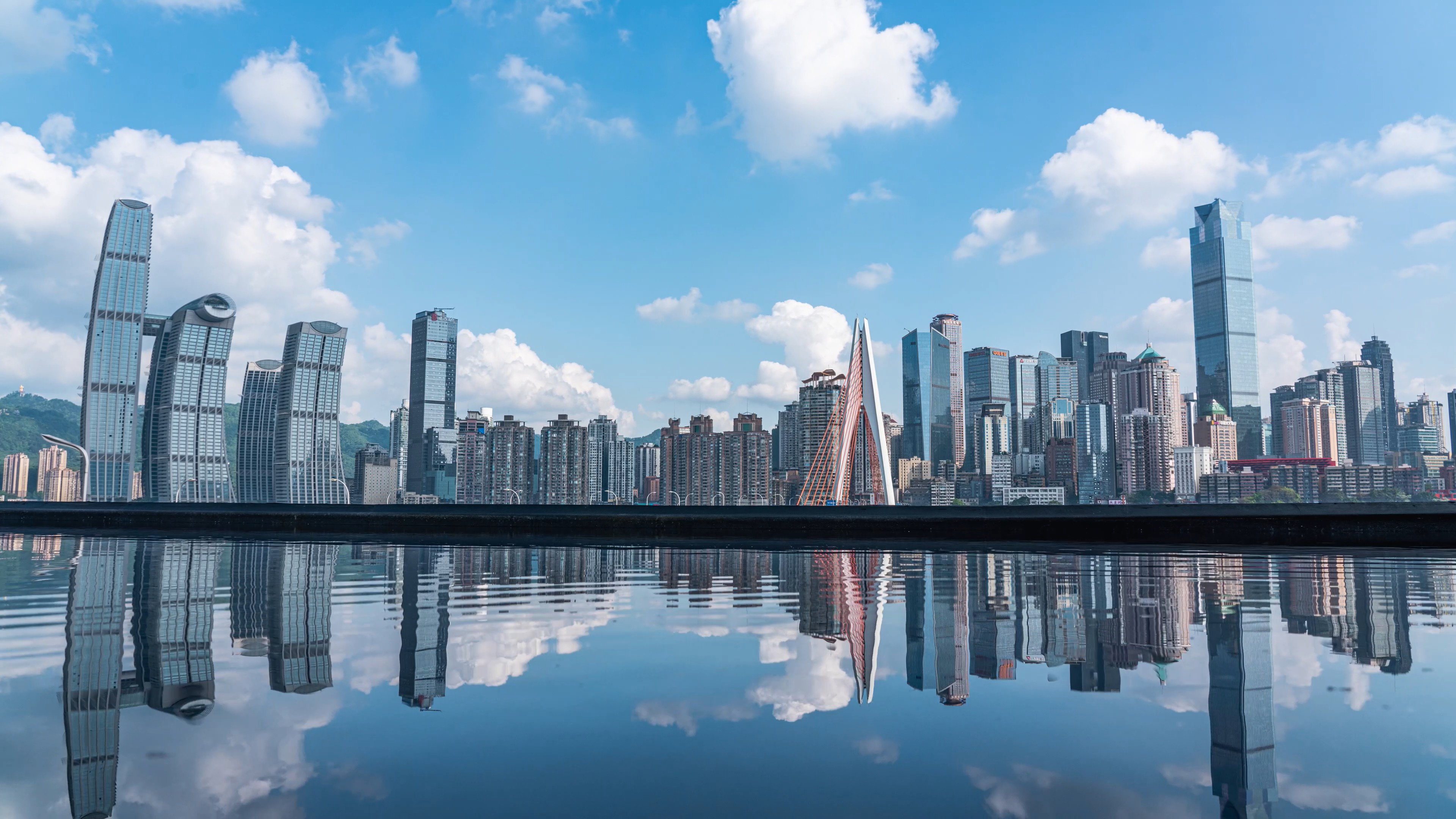 8k重庆城市天空之镜渝中区蓝天白云商务筋肉大楼倒影延时视频的预览图