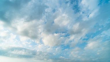 8k蓝天下成朵白云移动风景空镜延时视频的预览图