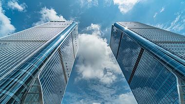 8k大气香港城市建筑置地写字楼商务金融大楼蓝天白云延时视频的预览图