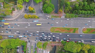 4K俯拍深圳城市大道交通实况实拍视频视频的预览图