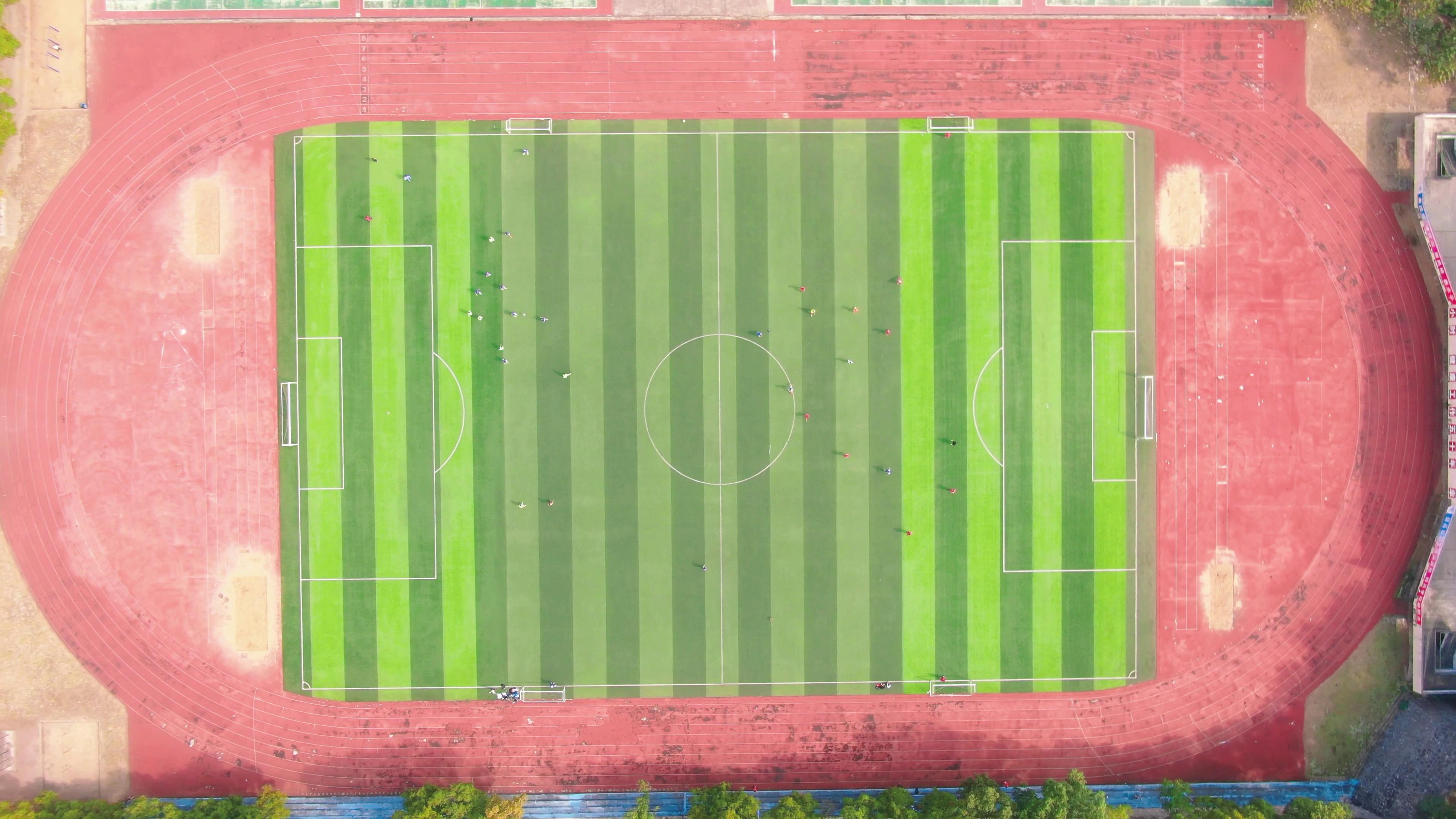 4K航拍大学校园生活足球比赛运动视频视频的预览图