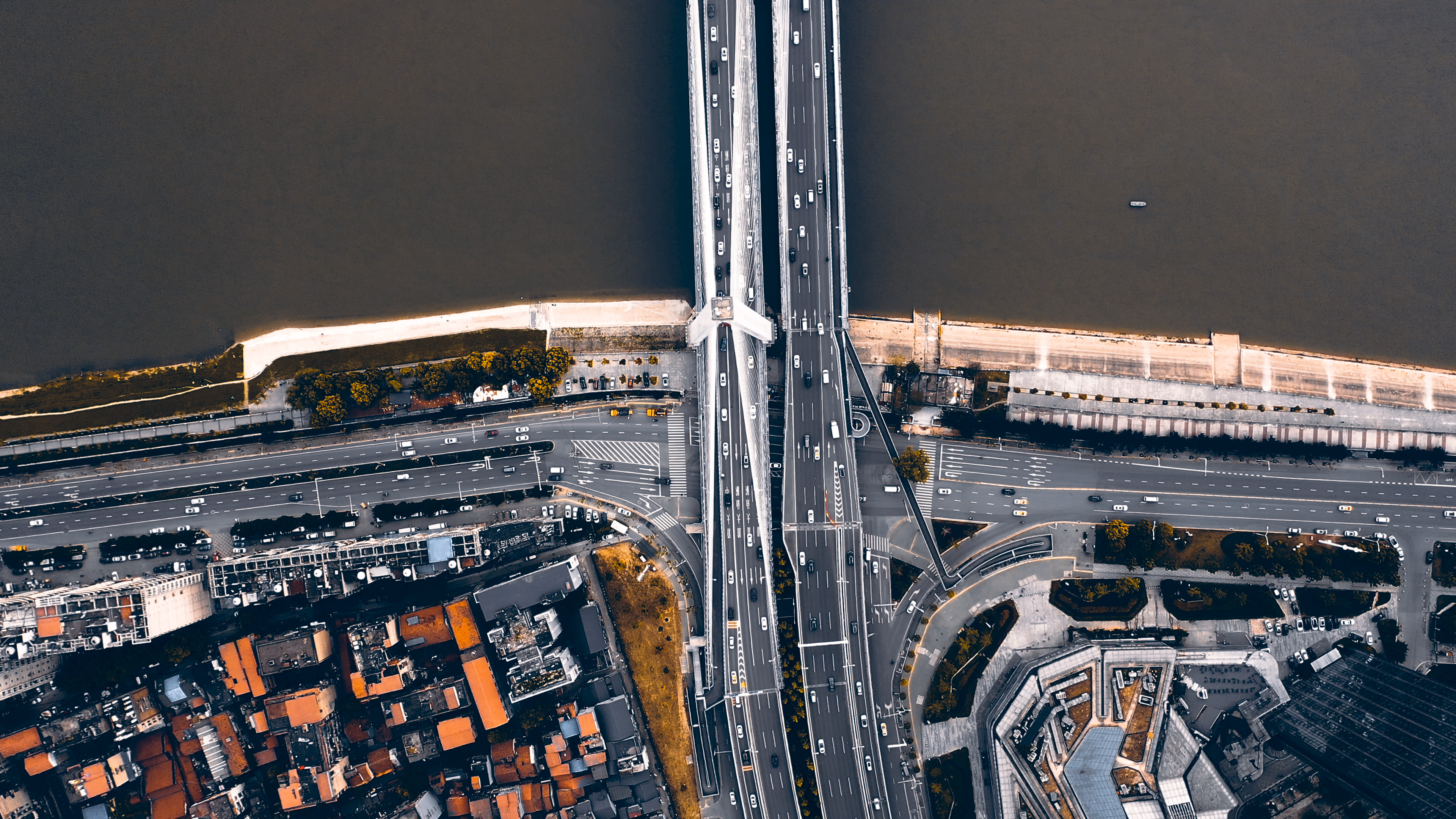 4K武汉城市地标月湖桥航拍实拍视频视频的预览图