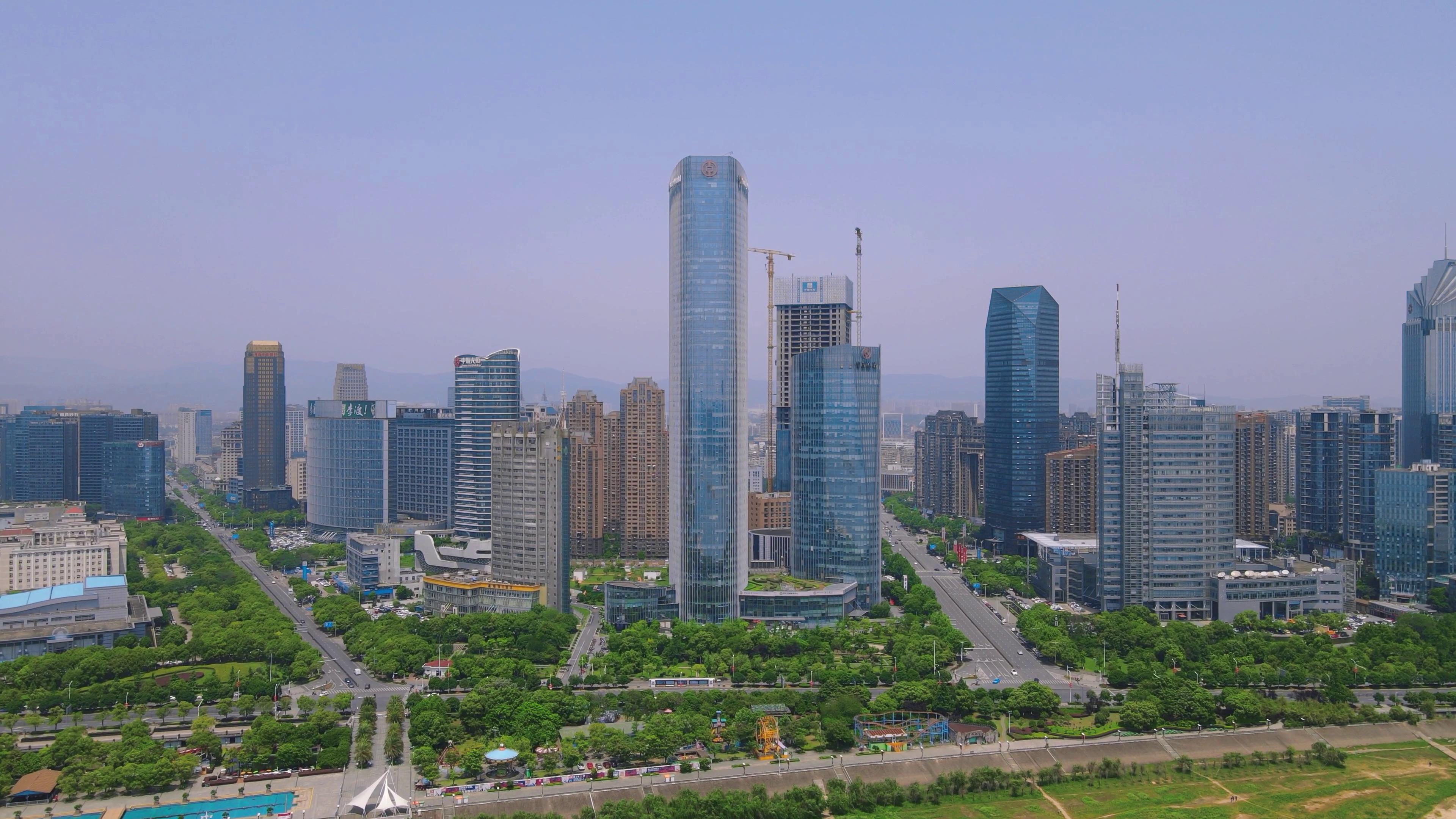 4K航拍江西南昌新地中心CBD城市风光视频的预览图