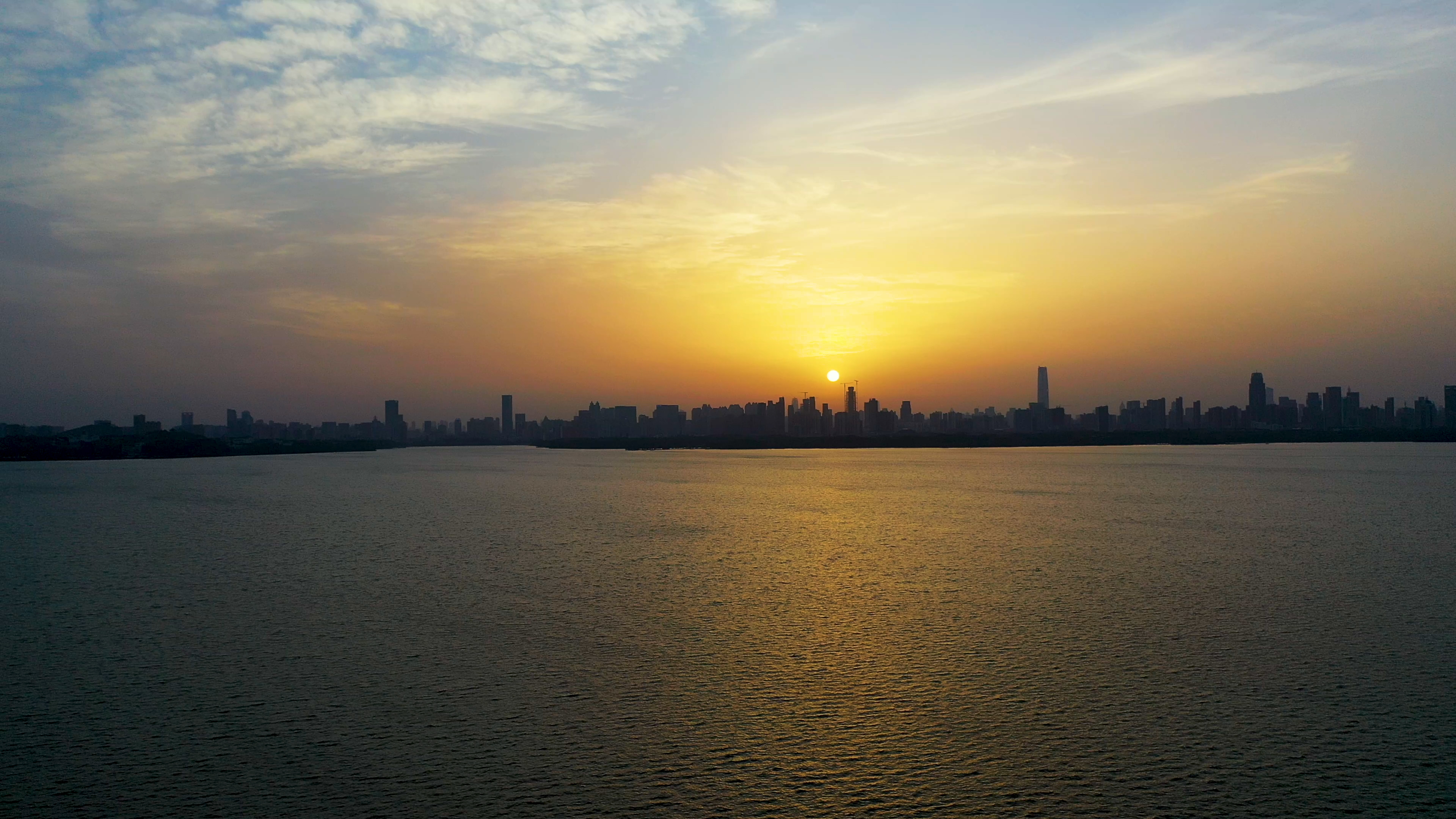 4K夕阳下武汉城市风光东湖建筑剪影实拍视频视频的预览图