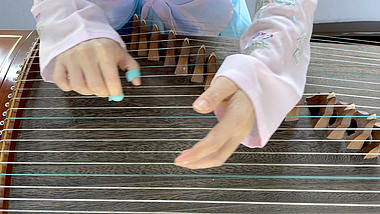 4k俯拍女性手指弹奏古筝技法视频的预览图