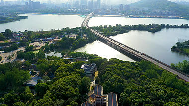 4K武汉城市地标光谷大桥车流交通航拍实拍视频视频的预览图