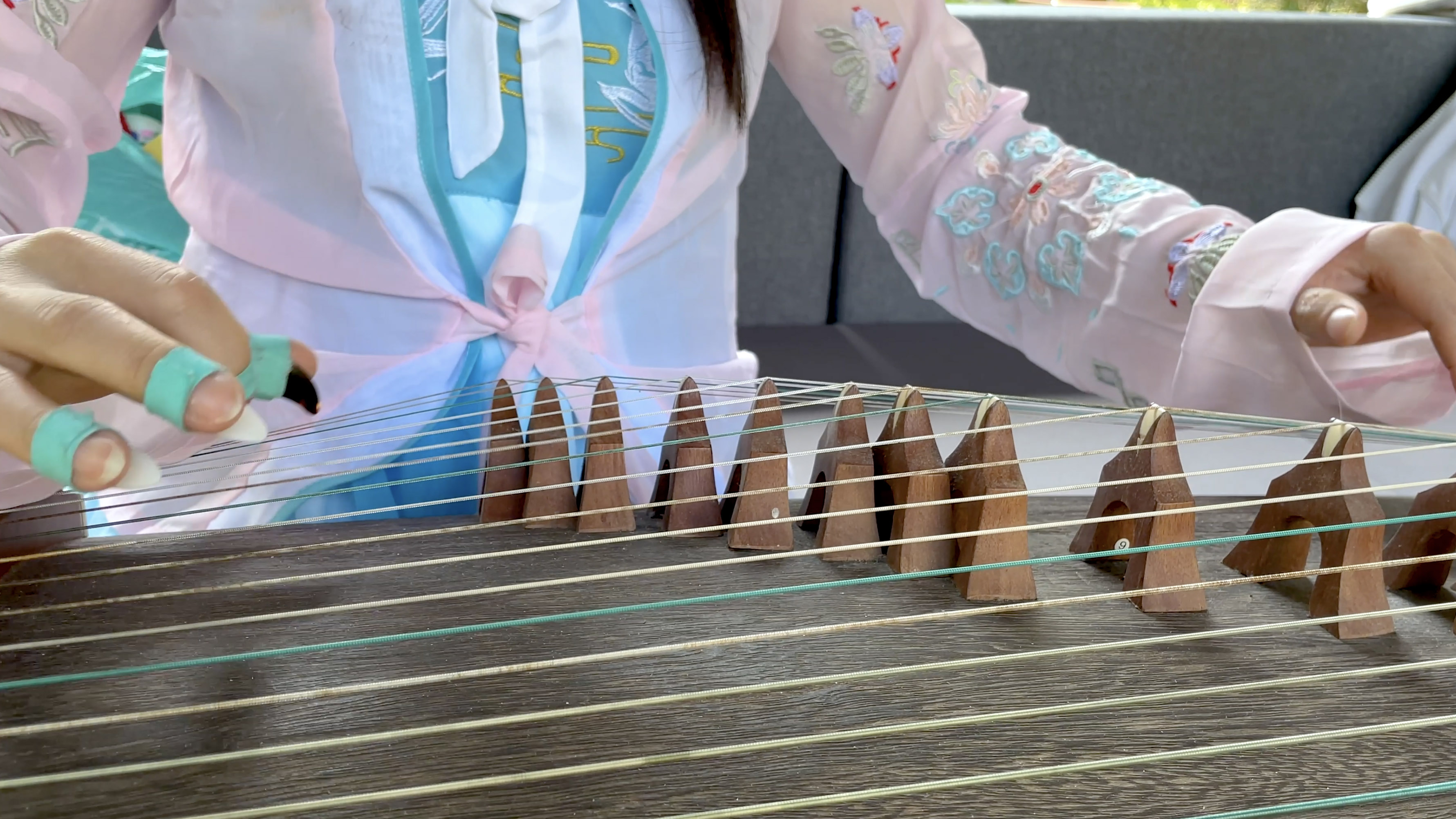 4k平视特写角度实拍女性手指弹奏古筝技法视频的预览图