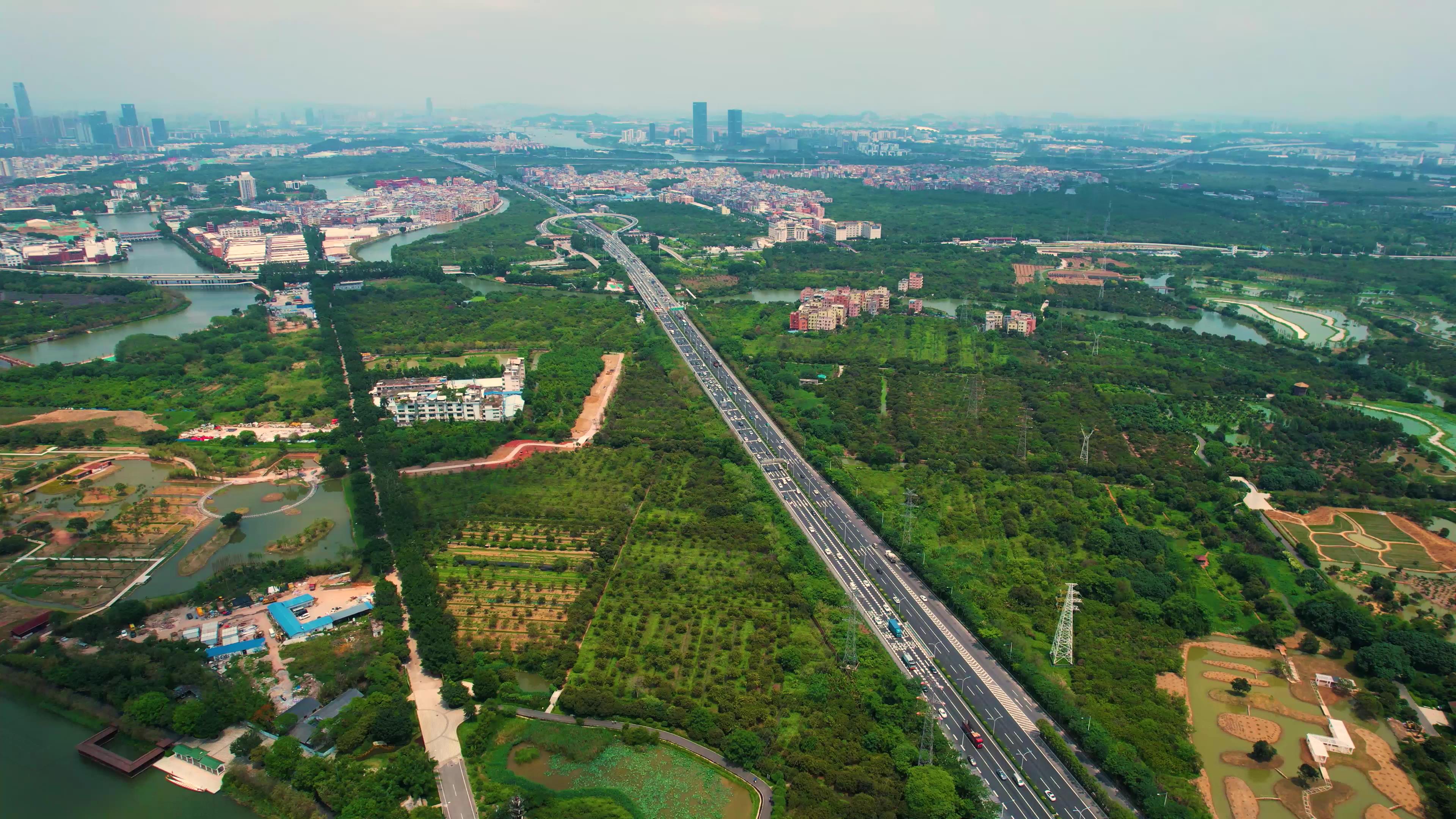 4k广州绕城高速环城高速马路交通车流航拍视频的预览图