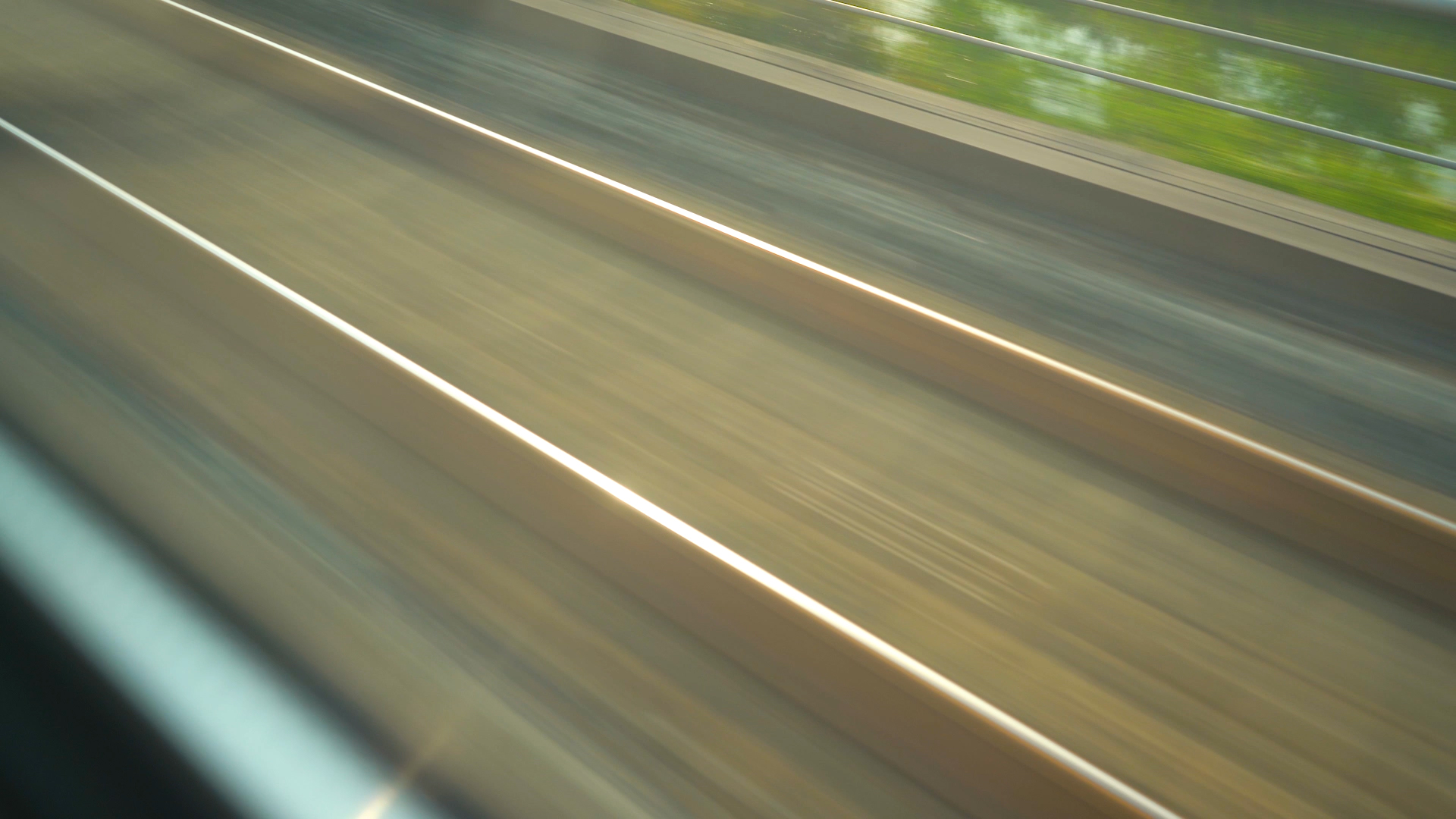 4K实拍高速高铁行驶的窗外高铁轨道旅途路上空镜视频的预览图
