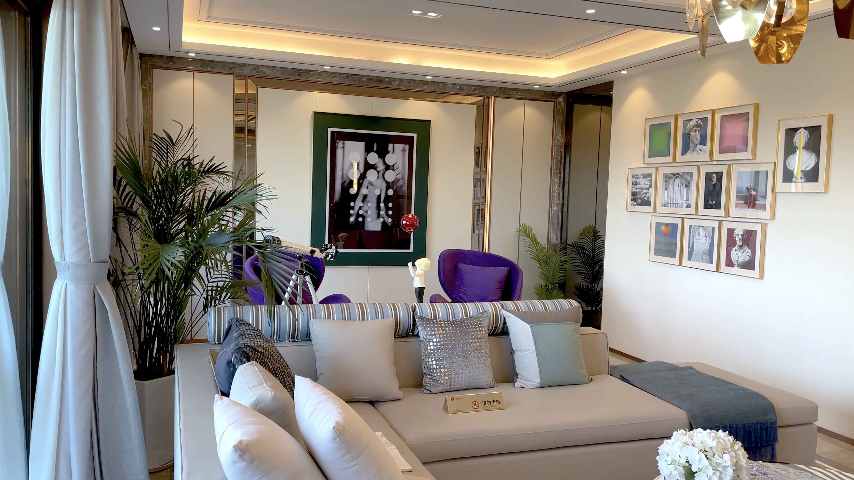 实拍4k居家环境样板间装饰豪华客厅房地产宣传视频的预览图