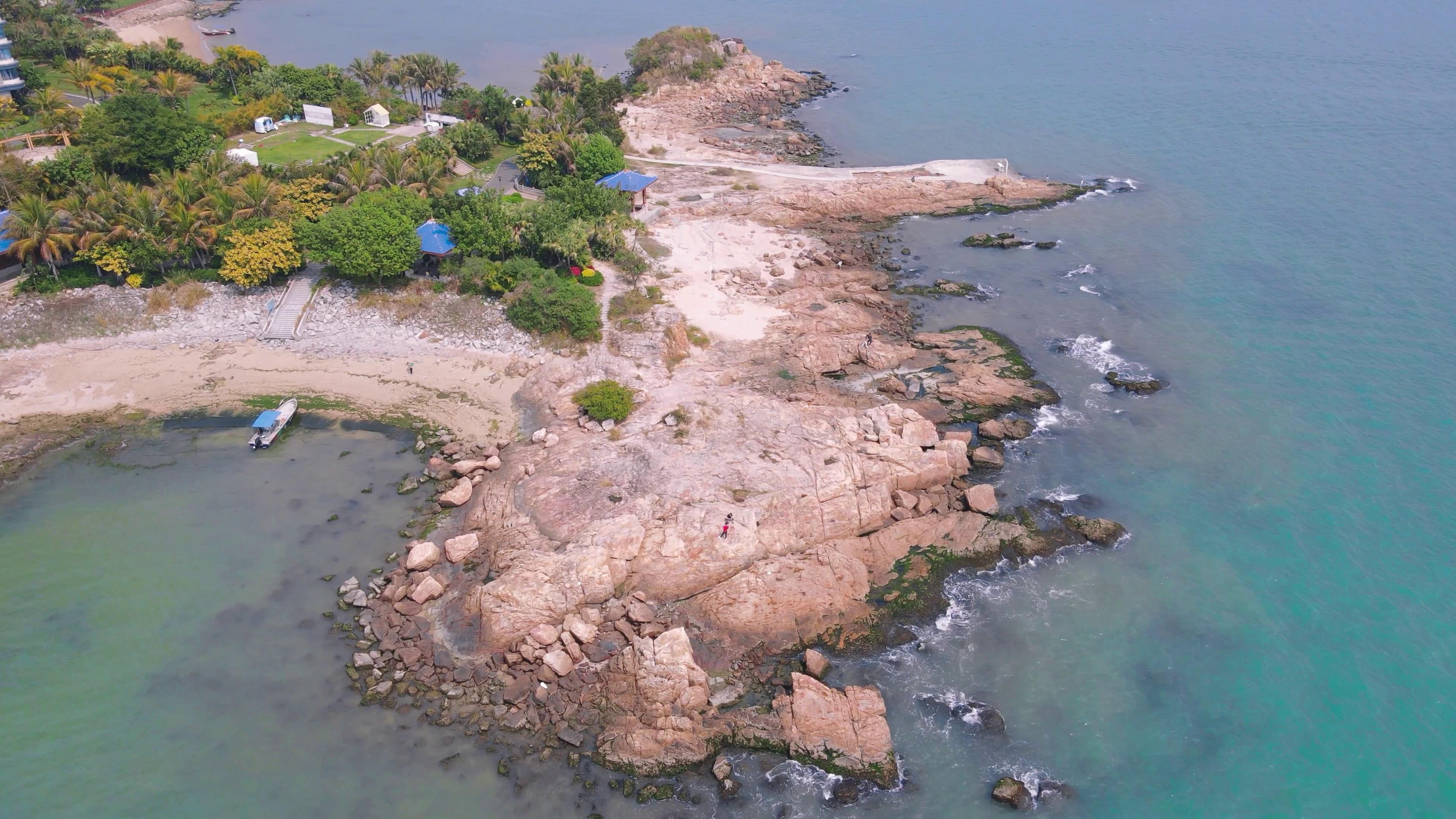4K航拍海边礁石沙滩自然风景视频视频的预览图