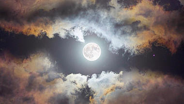 黑暗大气月亮云朵展示视频背景视频的预览图