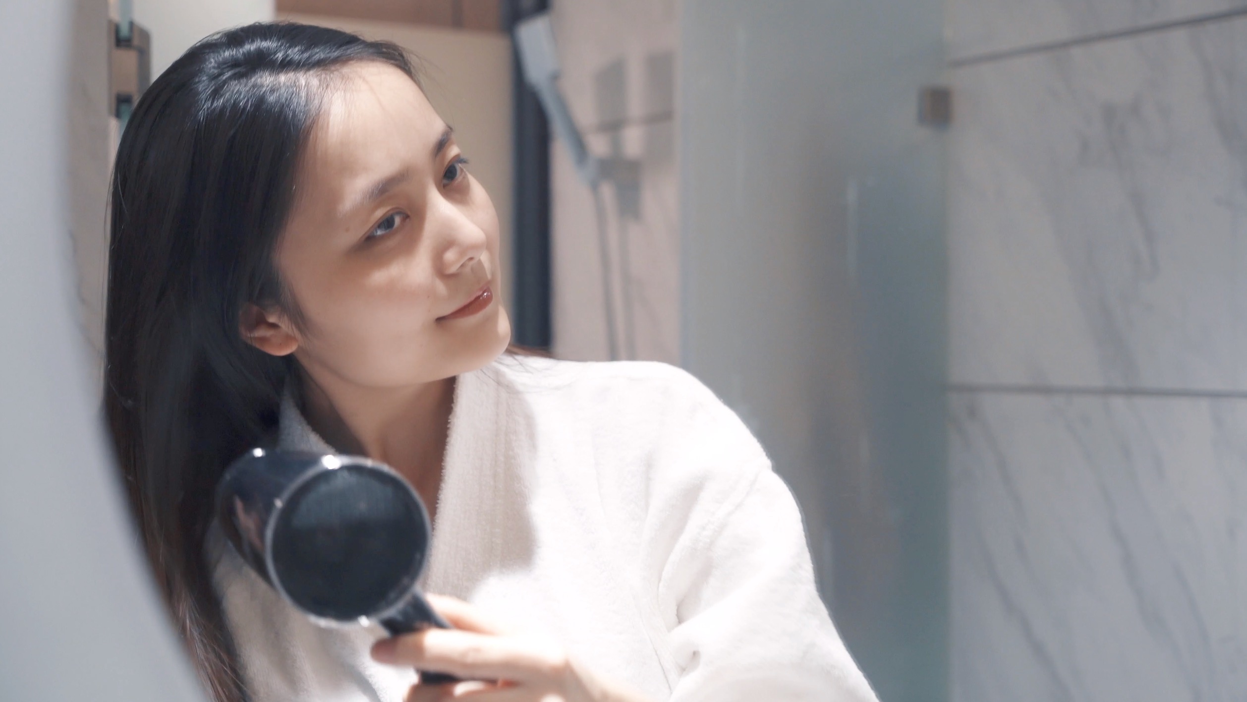 4K超清实拍女性洗完头吹头发护理视频视频的预览图