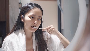 4K超清实拍晨间女性洗漱间刷牙牙膏广告素材视频的预览图